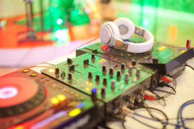 Gece kulübünde kulaklıklarla karıştırma konsolu