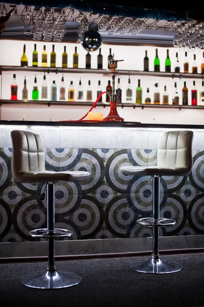 Foto close-up dari red hookah pada latar belakang bar — Stok Foto