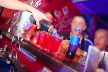 Barmen gece kulübünde kokteyl hazırlar