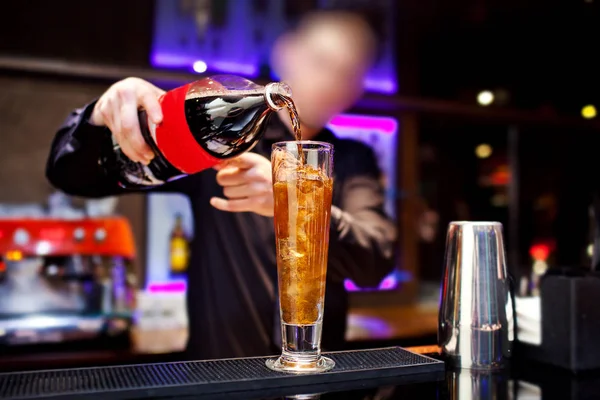 Barman pregătește cocktail-ul la clubul de noapte — Fotografie, imagine de stoc