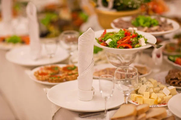Maravilhosamente servido mesa festiva — Fotografia de Stock
