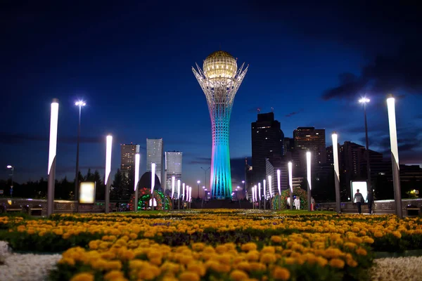 Baiterek - um monumento na capital do Cazaquistão, Astana, uma das principais atrações da cidade. Boa noite. — Fotografia de Stock