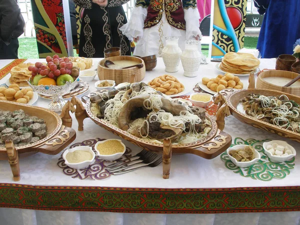 Platos nacionales kazajos en la mesa de vacaciones Fotos de stock