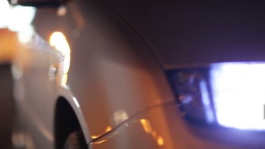 Gümüş renkli araba gece açık yan görünüm