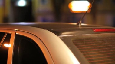 Gümüş araç siyah çatı gece görünümü