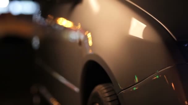 Νυχτερινή άποψη μπροστινή πλευρά του αυτοκινήτου ασημένιο — Αρχείο Βίντεο