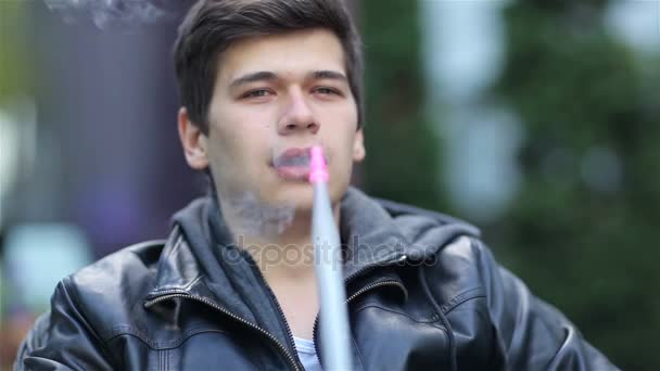 Jovem fuma o cachimbo — Vídeo de Stock