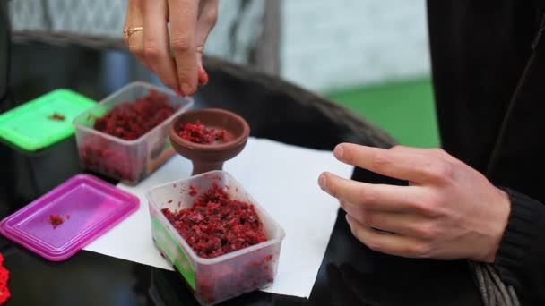 L'homme fait un narguilé 