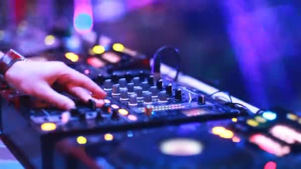 DJ mieszanie w nocnym klubie — Wideo stockowe