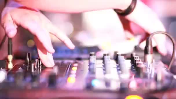 DJ-Mixing im Nachtclub — Stockvideo