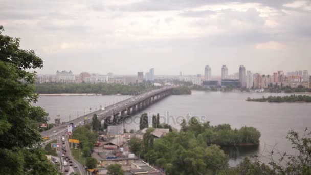 KIEV, UCRAINA - 01 marzo 2017: Veduta del fiume Dnieper con ponte a Kiev — Video Stock