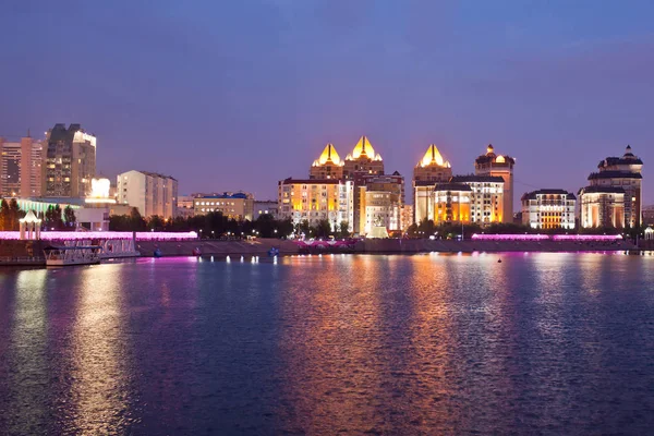 Embankment of the Ishim river in the evening. Astana. Kazakhstan — Stock Photo, Image