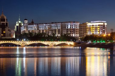 Yaya köprüsü Nehri Ishim akşam. Setin. Astana. Kazakistan