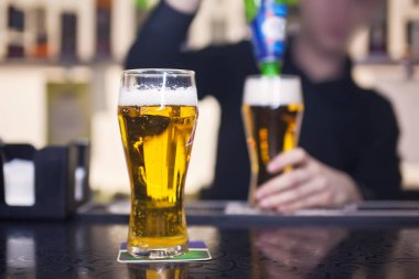 Bir bardak bira barda barmen dökülen