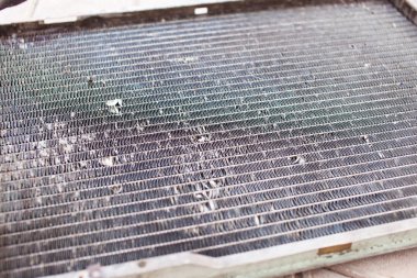 Yakın çekim yaşlı kirli otomotiv radyatör