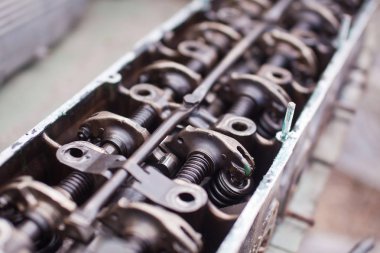 Yakın çekim altı silindirli motor başkanı