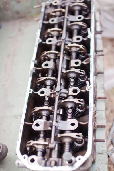 Primer plano de la cabeza de un motor de seis cilindros —  Fotos de Stock