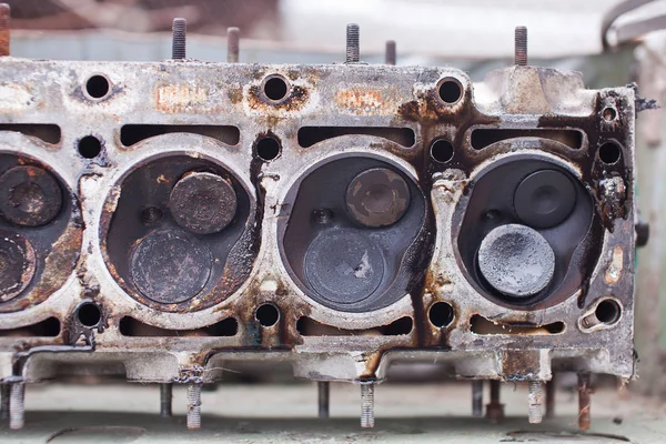 Fechar a cabeça de um motor de seis cilindros — Fotografia de Stock