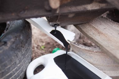 Motoru eski petrol saha durumuna birleştirir