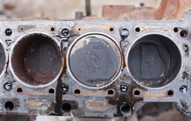 Eski çalışma dışı alt paslı pistonları ile