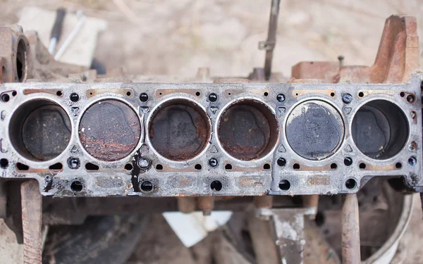 Antiguo motor de 6 cilindros con pistones oxidados —  Fotos de Stock