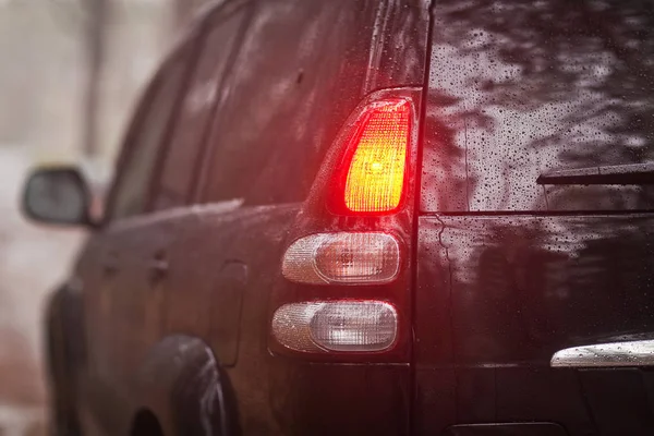 Lado da frente do SUV preto na floresta — Fotografia de Stock