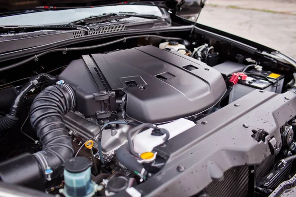 O novo motor V8 do veículo todo-o-terreno está coberto de plástico — Fotografia de Stock