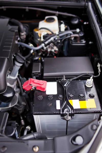 Bateria instalada perto do motor V8 em SUV — Fotografia de Stock