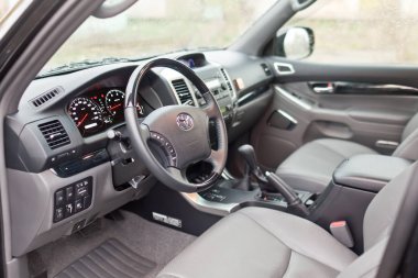 Kiev, Ukrayna - 06 Nisan 2017: Yeni lüks bej deri iç Toyota Prado 120