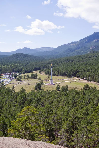 Glade with an obelisk at the foot of the mountains on Lake Burabay — Stock Photo, Image