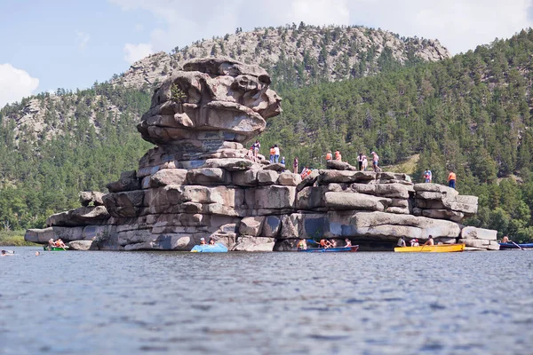 Borovoe, Kazakistan - 06 Ağustos 2016: Yakın çekim fotoğraf stone Mountain Lake Borovoe üzerinde