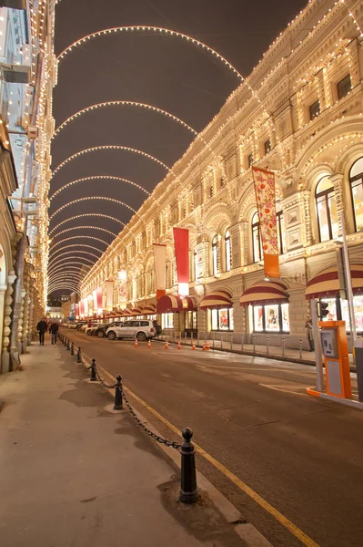 Illuminated avenue in Moscow near the shopping center — Stock Photo, Image