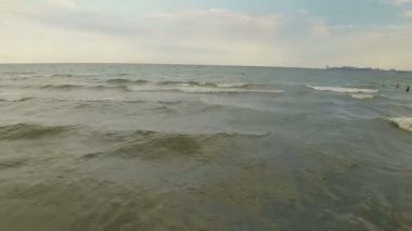 Dalgalar bir yükseklikten ile deniz görünümü