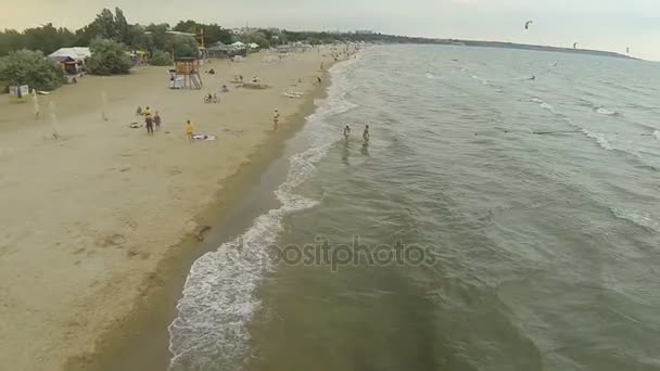ODESSA, UKRAINE - 09 de julho de 2016: Vista do mar com ondas de uma altura — Vídeo de Stock