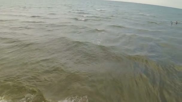 Vista do mar com ondas de uma altura — Vídeo de Stock