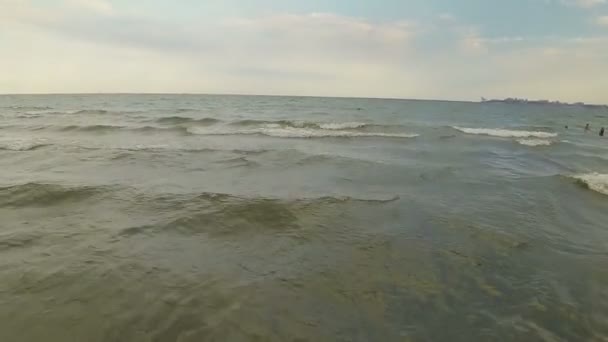 Uitzicht op de zee met de golven van een hoogte — Stockvideo