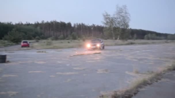 KYIV, UKRAINE - 12 de junho de 2016: Carro retro preto à deriva para o campo — Vídeo de Stock