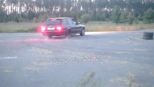 KYIV, UKRAINE - 12 de junho de 2016: Carro retro preto à deriva para o campo — Vídeo de Stock