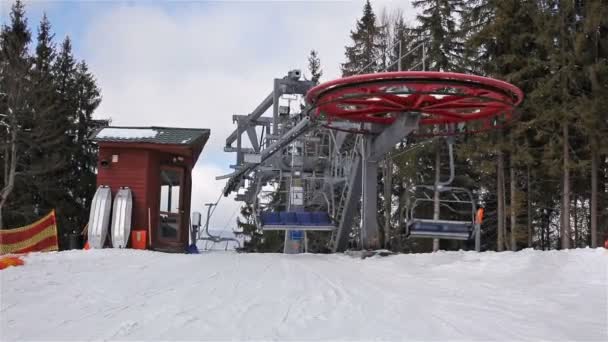 Paysage avec un ascenseur de jour d'hiver — Video