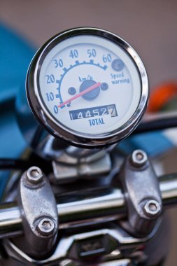 Retro scooter kilometre sayacı fotoğrafı yakın çekim