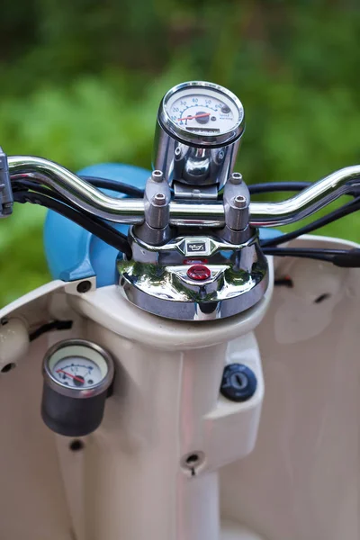 Крупный план фото ретро скутер одометр — стоковое фото