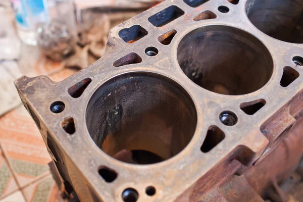 Cilindro de close-up do velho motor enferrujado — Fotografia de Stock