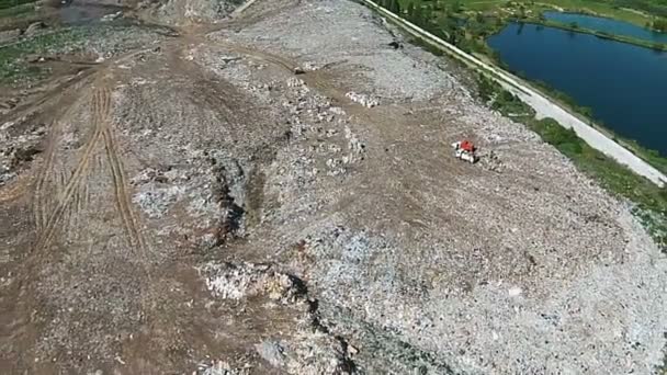 Byens søppelfylling sett fra et fugleperspektiv – stockvideo