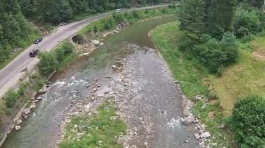 Dağ road yakınındaki nehrin havadan görünümü