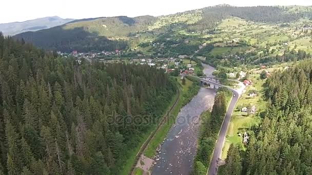 Widok z lotu ptaka rzeki w pobliżu górskiej drogi z mostu — Wideo stockowe