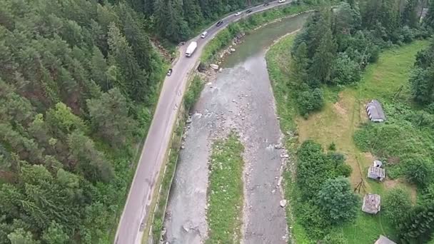 Vista aérea del río cerca de la carretera de montaña — Vídeos de Stock