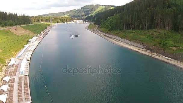 Jezioro w górach Karpat z nie poznania ludzi, którzy są pogrążone w łodzi — Wideo stockowe