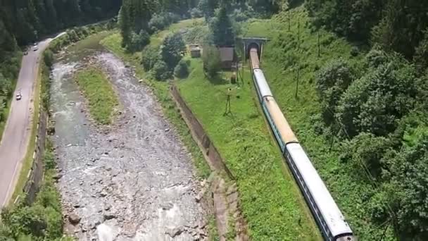 登山鉄道の近くの川の航空写真 — ストック動画