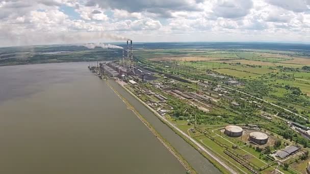 大きな湖の岸に発電所の空中写真 — ストック動画