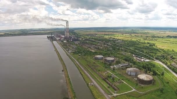 Veduta aerea della centrale elettrica sulla riva di un grande lago — Video Stock